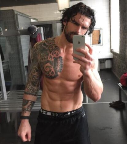 El jugador de rugby británico Stuart Reardon, posando en uno de sus autorretratos de gimnasio.