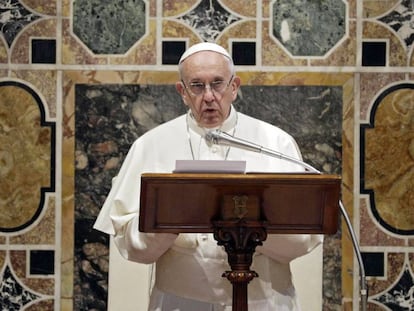 O papa Francisco recebe diplomatas para os cumprimentos de ano novo, em 8 de janeiro.