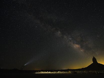 Una persona ilumina el cielo con una linterna en Trona, California