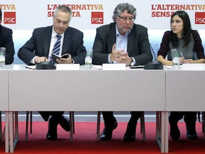 (De i a d) El secretario de organización del PSC, Daniel Fernández; el primer secretario del PSC, Pere Navarro; y el alcalde de Cornellà de Llobregat (Barcelona), Antoni Balmón, durante la reunión de la comisión ejecutiva.