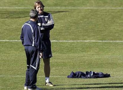 Bernd Schuster, con uno de sus ayudantes ayer en Valdebebas.