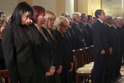 Familiares de los agentes muertos en actos de servicio en 2010 durante el homenaje de ayer en La Moncloa.