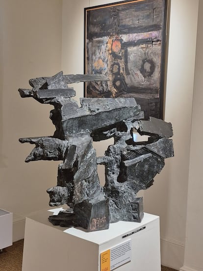 „Komposition“ (1962), Skulptur von Pablo Serrano. Im Hintergrund ein Gemälde von Lucio Muñoz.
