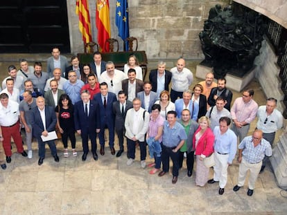 El jefe del Consell, en el centro, con los presidentes de las mancomunidades.