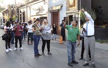 La gente se para en la calle después del terremoto que ha sacudido México.