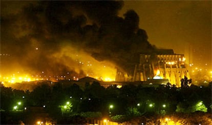 El palacio de Sadam Husein a la orilla del río Tigris ardía ayer tras ser alcanzado durante el bombardeo masivo aliado sobre Bagdad.