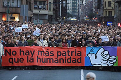 Cabeza de la manifestación, durante su recorrido por las calles de Bilbao.