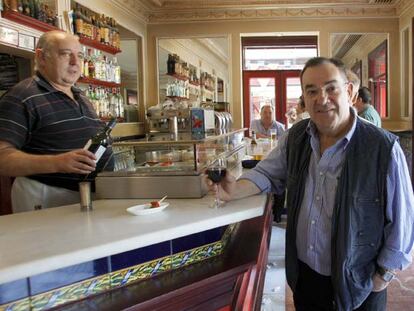 Pedro Olea, a punto de tomarse sus clásicos vinitos el jueves, en una taberna del barrio de Prosperidad, en Madrid.