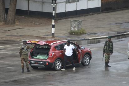 Después de sendas redadas militares en sus residencias, los soldados arrestaron al ministro de Finanzas, Ignatius Chombo, al titular de Educación Superior, Jonathan Moyo, y al de Gobierno Local, Obras Públicas y Vivienda y comisario político a nivel nacional de la gobernante Unión Nacional Africana de Zimbabue-Frente Patriótico (ZANU-PF), Saviour Kasukuwere. En la imagen, un soldado registra un vehículo en Harare, el 15 de noviembre de 2017.