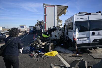 Estado de algunos de los vehículos involucrados en el accidente este jueves a la altura de Santa Cruz de Mudela (Ciudad Real). 
