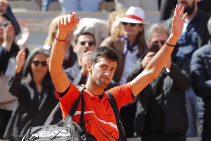 Novak Djokovic saluda al público antes de abandonar la pista central.