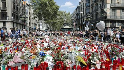 Ofrendas en la Rambla a  las v&iacute;ctimas de los atentados de Barcelona y Cambrils.