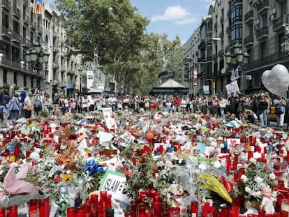 Ofrendas en La Rambla de Barcelona a las víctimas de los atentados de la capital catalana y Cambrils.