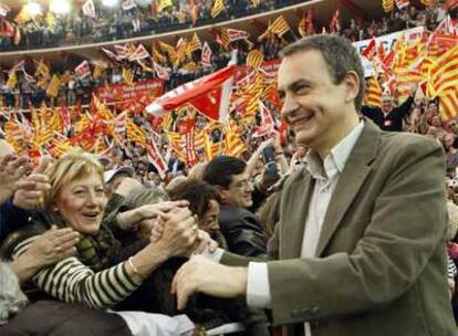 El candidato del PSOE a la reelección, José Luis Rodriguez Zapatero, saluda a simpatizantes a su llegada a la plaza de toros de Zaragoza donde ha tenido lugar un mitin de la campaña