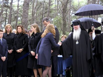 La infanta Elena saluda a un obispo ortodoxo en presencia de su hermana Cristina y de los Príncipes de Asturias en el cementerio real del palacio de Tatoi, antigua residencia de verano de la monarquía griega.