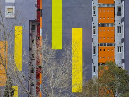 Los &#039;lapiceros&#039; de Canyelles sacan los colores. Los popularmente conocidos como &ldquo;lapiceros&rdquo;, los caracter&iacute;sticos edificios del barrio de Canyelles de Barcelona comienzan a mostrar el resultado de la rehabilitaci&oacute;n que arranc&oacute; en 2015. El coste, 25 millones, lo cubre la Generalitat. Va por la quinta fase, mil pisos de un total de 2.400.