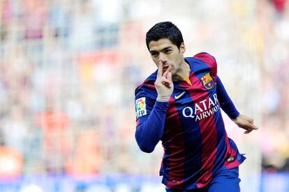 Luis Suárez celebra el primer gol del Barcelona frente al Valencia.