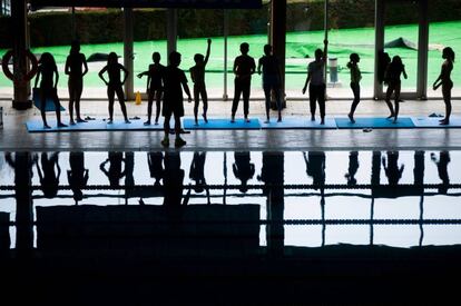 Entrenament dels equips de base a la piscina del Club Natació Sabadell.