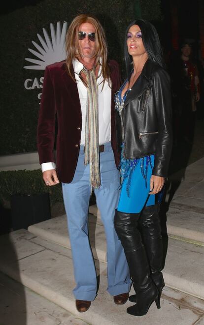 La modelo Cindy Crawford y su esposo Rande Gerber, disfrazados de Cher y Gregg Allman, en una exclusiva fiesta en 2014.