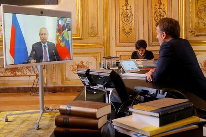 El presidente francés, Emmanuel Macron, conversa por videoconferencia con el homólogo ruso, Vladímir Putin, en una imagen de archivo