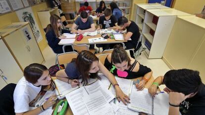 Alumnos de secundaria estudian en el instituto.