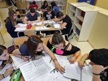 Alumnos de secundaria estudian en el instituto.