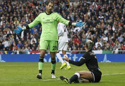 Diego López y Griezmann, tras una acción del encuentro.