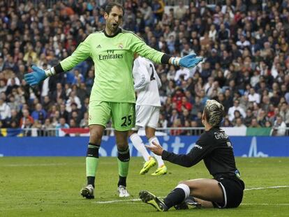 Diego L&oacute;pez y Griezmann, tras una acci&oacute;n del encuentro.