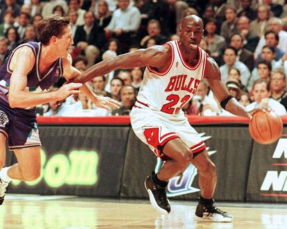 Fotografía de archivo del jugador de los Chicago Bulls Michael Jordan en el United Center de Chicago.