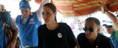 a actriz y embajadora de buena voluntad de Alto Comisariado de la ONU para los Refugiados (ACNUR), Angelina Jolie, visita el campo de refugiados sirios al Zatari, en Jordania