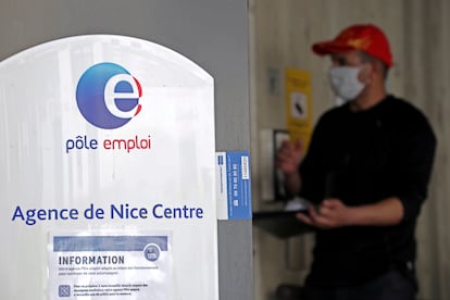 Un hombre hace gestiones en una oficina de empleo de Niza (sur de Francia), en mayo de 2020. 