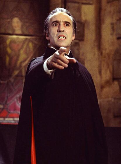 <p>Christopher Lee (1922-2015, Reino Unido), al igual que Lugosi, interpretó a un memorable Conde Drácula en 1958. Papel con el que llegó a sentirse encasillado. Durante los años ochenta renegó del cine de terror y pasó por un periodo de decadencia que finalizó en 2001, cuando Peter Jackson le dio la oportunidad de ser Saruman en la saga de 'El señor de los anillos'. Poco después, George Lucas le convirtió en el malvado Conde Dooku –nombre creado por Lucas como derivación del Conde Drácula– en la segunda y tercera entrega de 'Star Wars' ('El Ataque de los Clones' y 'La Venganza de los Sith').</p> <p><strong>Muertes más memorables.</strong> 'Star Wars: Episodio III - La venganza de los Sith', 'El Señor de los Anillos: el retorno del Rey', 'Alicia en el país de las maravillas', 'El hombre de la pistola de oro' o 'La isla del tesoro'.</p>