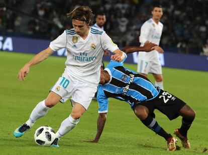 Modric regatea a Jailson, del Gremio, en la final del Mundialito.