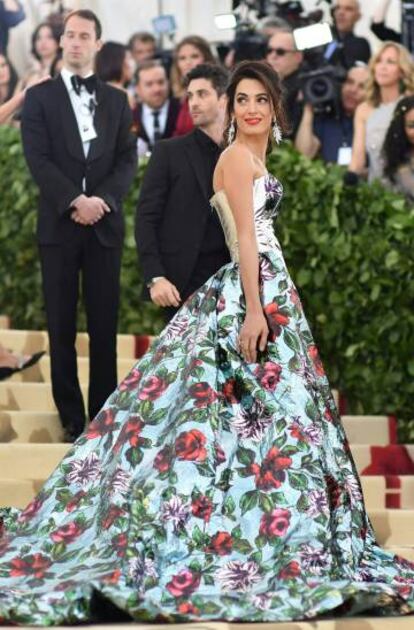 La abogada Amal Clooney lució un vestido-pantalón del diseñador Richard Quinn.