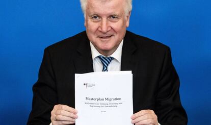 El ministro alemán del Interior, Horst Seehofer, presenta su plan maestro sobre migración este martes en Berlín.