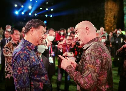 El presidente de China, Xi Jinping, habla con el presidente de la FIFA, Giovanni Infantino. China lidera el grupo de países que se colocan en una posición más intermedia respecto al conflicto de Ucrania, junto a India, Brasil o México. Este grupo de países que no censuran tan abiertamente a Rusia han eludido durante el G-20 las críticas más duras a Moscú, pero tampoco han apoyado en ningún momento su posición, por lo que en Bali se visibilizó con claridad el aislamiento internacional de Putin.