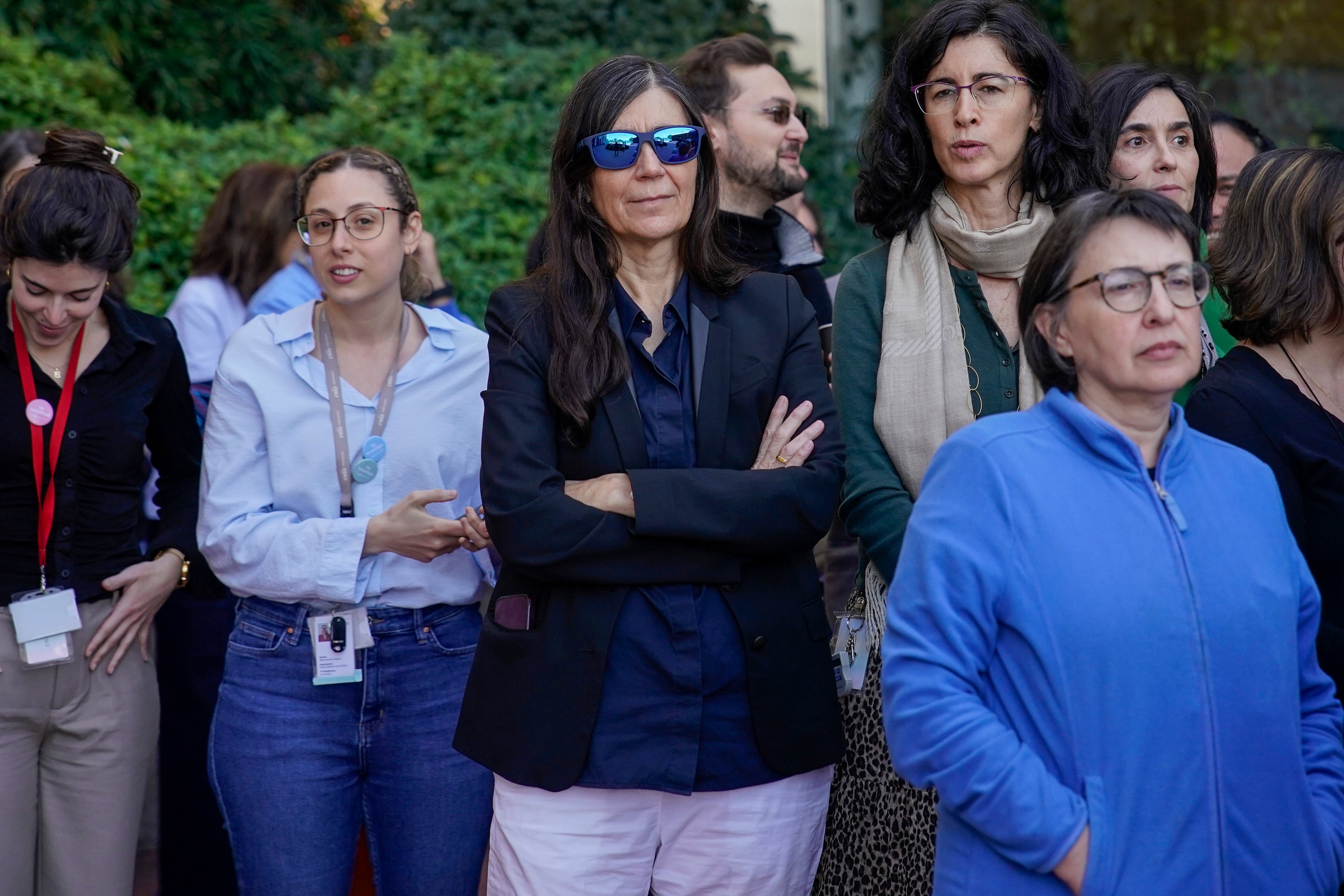 La exdirectora del CNIO, María Blasco (en el centro de la imagen) protesta junto a otros investigadores frente al centro, este viernes en Madrid. 