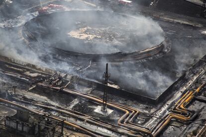 Las autoridades cubanas informaron este jueves la muerte de un bombero hospitalizado por graves quemaduras ocasionadas por el fuego, la segunda vctima del siniestro. En la imagen, vista area de uno de los depsitos de combustible en Matanzas (Cuba), luego de que el incendio fuese sofocado, el 10 de agosto de 2022. 