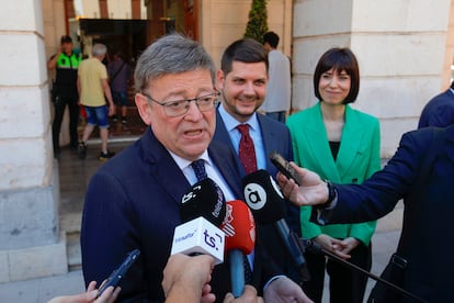 El presidente en funciones de la Generalitat, Ximo Puig, con la ministra Ciencia, Diana Morant, y el recién elegido alcalde de Gandia, José Manuel Prieto, este sábado a las puertas del Ayuntamiento de Gandia.