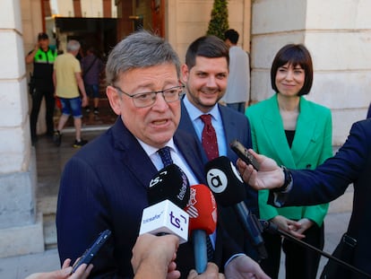 El presidente en funciones de la Generalitat, Ximo Puig, con la ministra Ciencia, Diana Morant, y el recién elegido alcalde de Gandia, José Manuel Prieto, este sábado a las puertas del Ayuntamiento de Gandia.