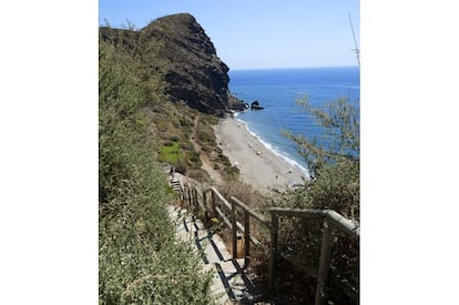 Escalera de acceso a la playa de la Joya, en Torrenueva (Motril). Se trata de una cala tranquila y de tradición naturista.