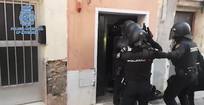 Agentes de la policía nacional acceden a una de las viviendas en las que retenían a las mujeres explotadas.