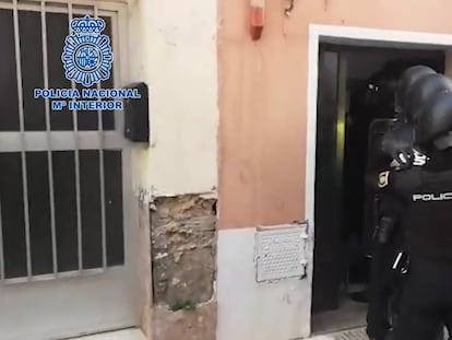 Agentes de la policía nacional acceden a una de las viviendas en las que retenían a las mujeres explotadas.