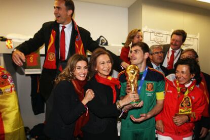 La Reina, los Príncipes, Casillas y Ana Patricia Botín en el vestuario