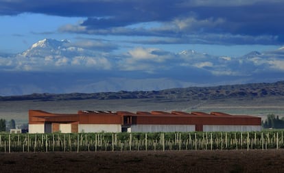 La gran cubierta de acero corten sobre una base de hormigón visto prefabricado es el elemento más llamativo de esta obra del estudio argentino AFT Arquitectos para la bodega Navarro Correas, situada en Mendoza. “Su color y texturas se emparentan asombrosamente en el contexto natural mendocino”, explican los arquitectos en la memoria del proyecto. Eligieron el acero corten por ser “un material vivo", que "se relaciona directamente con las propiedades del vino, que también está en constante evolución”.