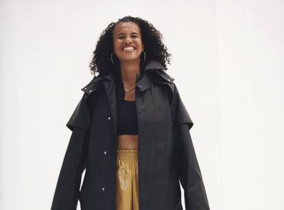 La cantante Neneh Cherry experimenta con la colección de Daniel Lee para Bottega Veneta en 'Men'.