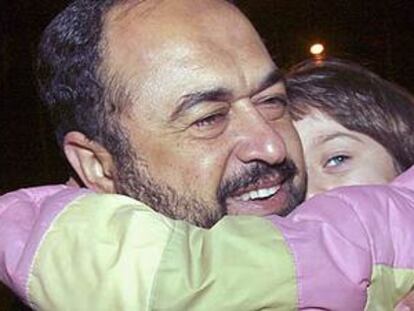 El ministro palestino de Vivienda y Obras Públicas, Abdul Rahmán Zeidán, abraza a su hija tras haber sido liberado por Israel.