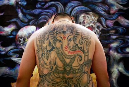 Un artista enseña su espalda totalmente tatuada en la reunión internacional del tatuaje celebrada en Taipei, Taiwán.