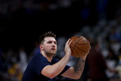 Luka Doncic antes de un partido contra los Lakers.