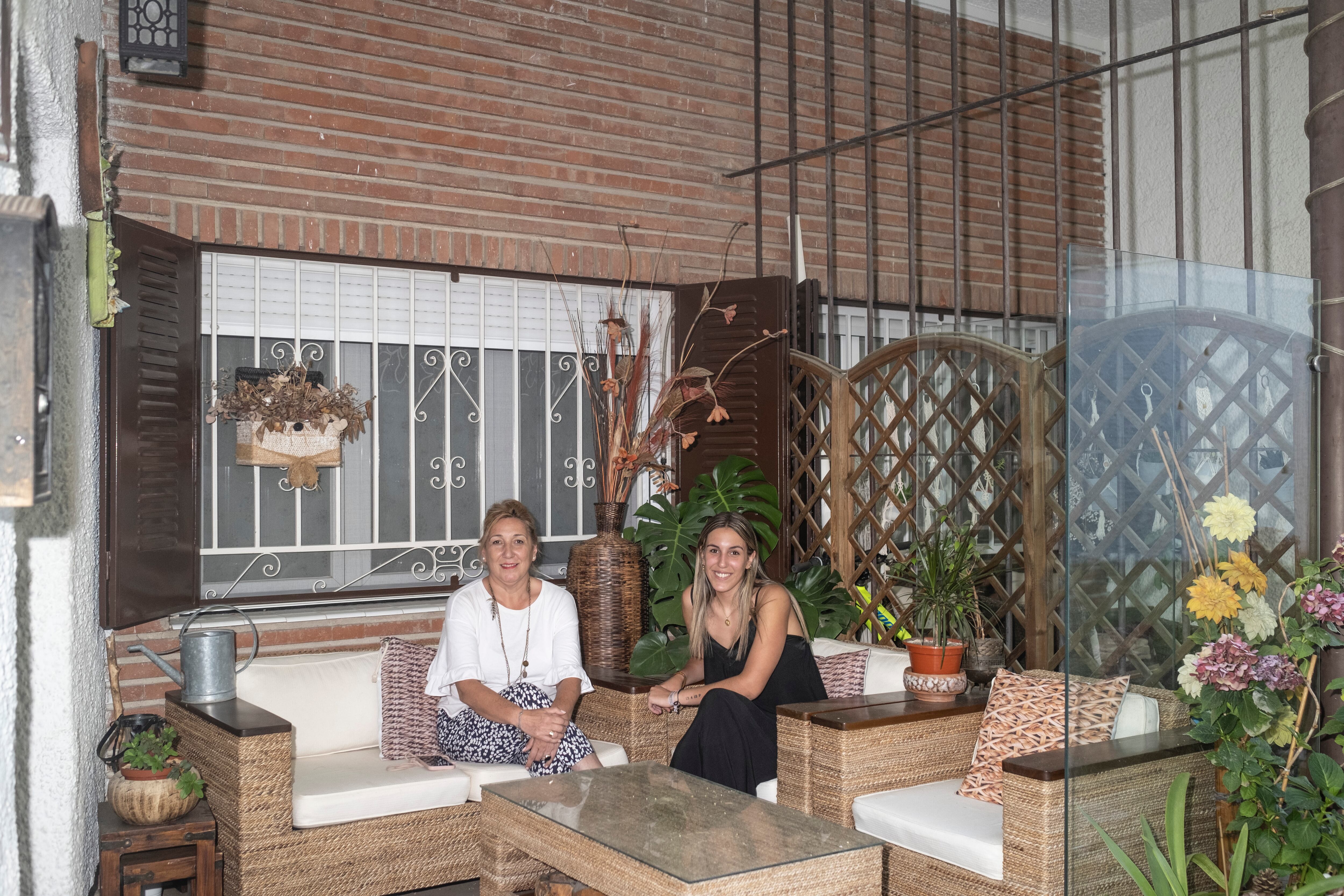 Carolina Morales, junto a su hija Alicia en el porche de su vivienda en la colonia Valderrivas.